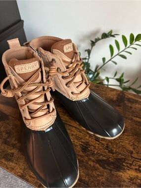New Sperry Black and Tan Lace-Up Duck Boots